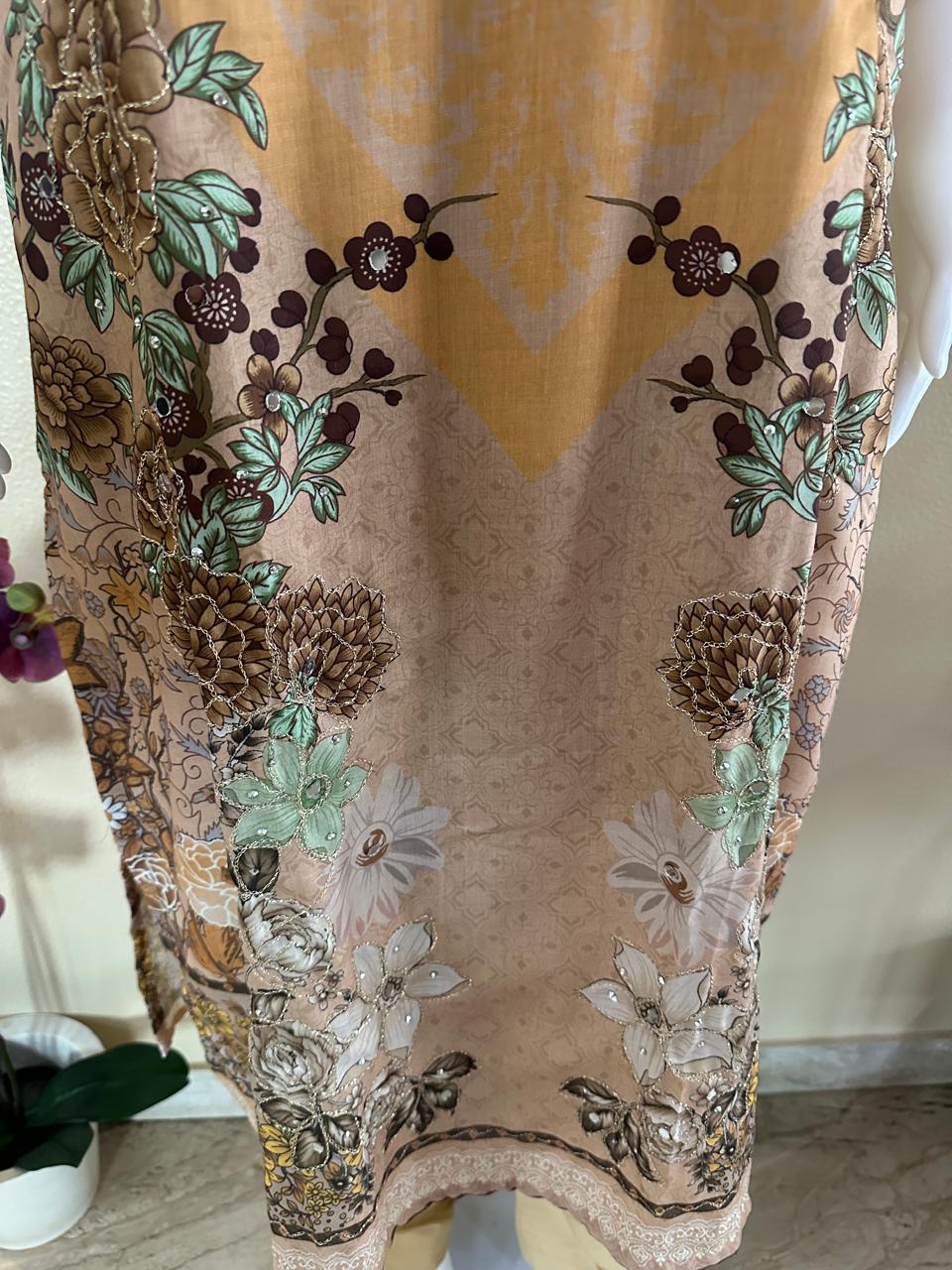 Soft cotton suit with light embroidery