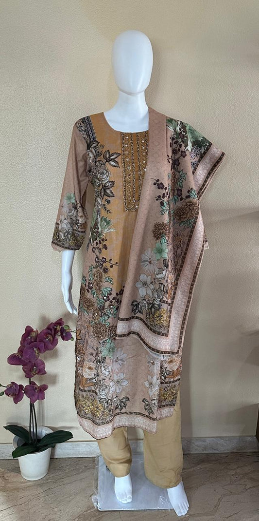 Soft cotton suit with light embroidery