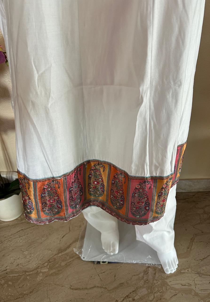 Tebby silk white suit with light embroidery
