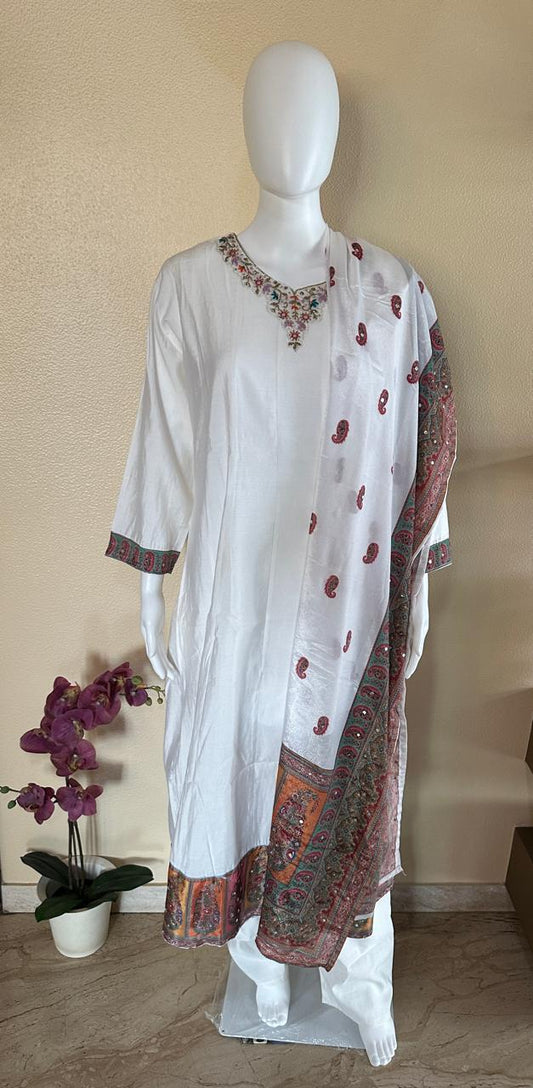 Tebby silk white suit with light embroidery