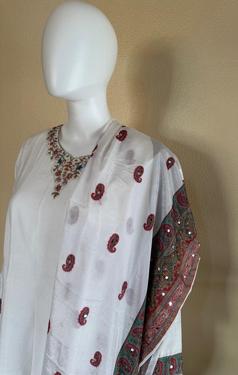 Tebby silk white suit with light embroidery