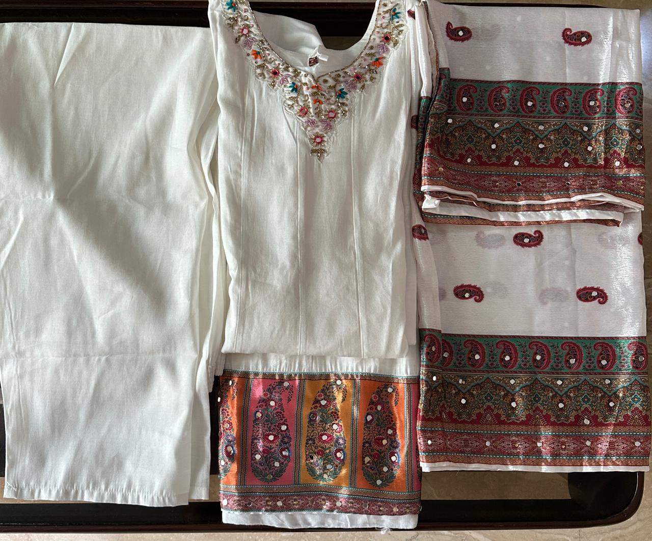 Tebby silk white suit with light embroidery